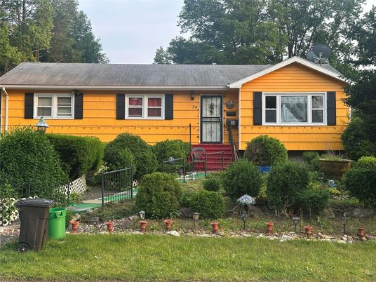 Exterior, Facade, Raised Ranch