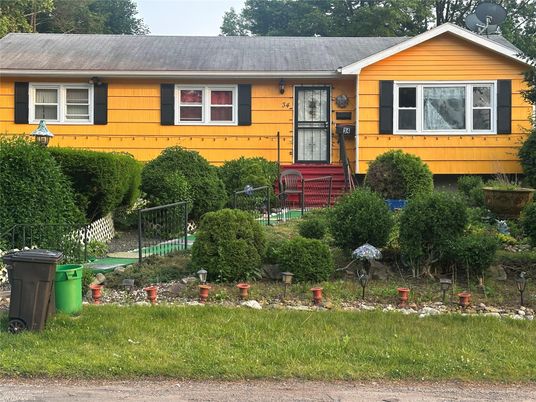 Exterior, Facade, Cape Cod