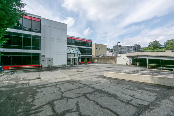 Exterior, Facade, Modern