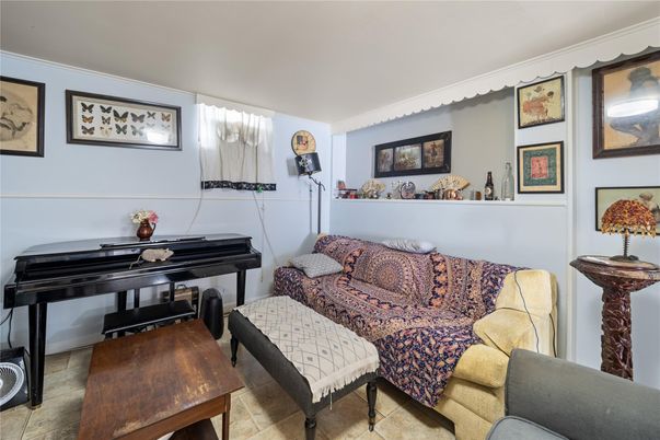 Interior, Piano