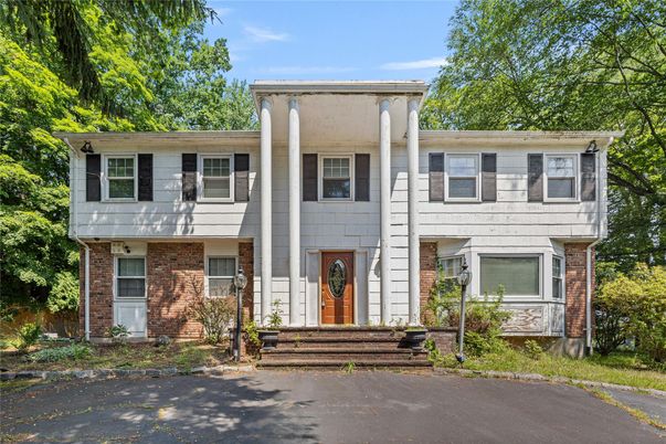 Exterior, Facade, Brick Facade, Raised Ranch