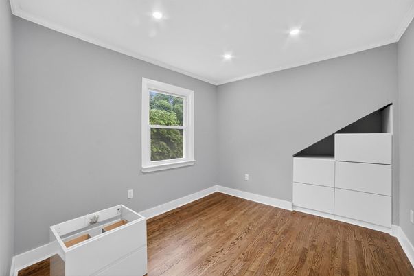 Interior, Recessed Lighting, Washer, Wood Texture Flooring