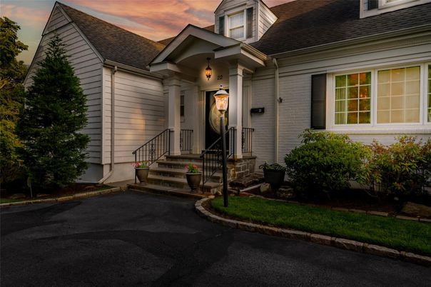 Exterior, Facade, Cape Cod