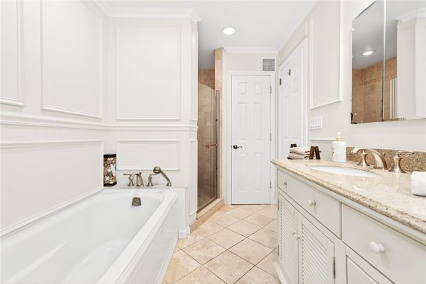Bathroom, Dual Sink Vanities, Interior, Recessed Lighting