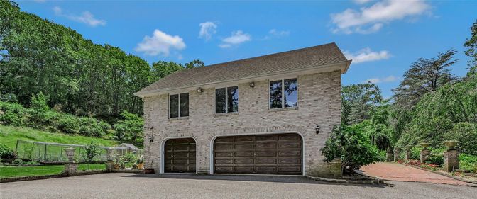 Attached, Exterior, Facade, Brick Facade, Georgian