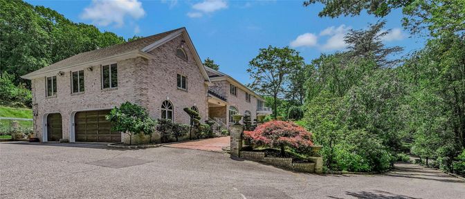 Attached, Exterior, Facade, Brick Facade, Georgian