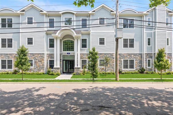 Exterior, Facade, Rowhouse