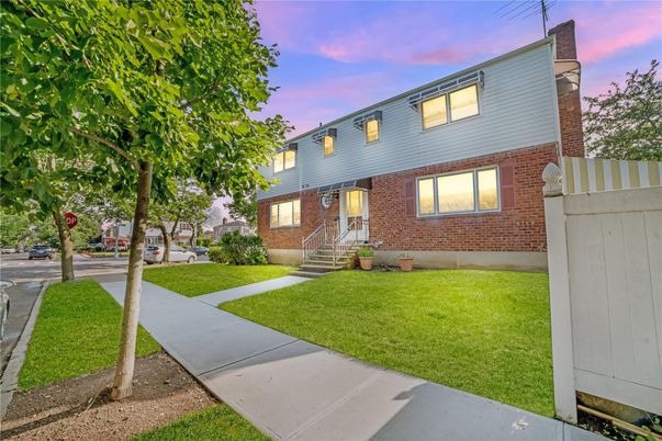 Backyard, Exterior, Facade, Brick Facade, Modern