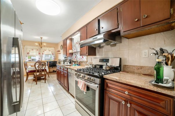 Chandelier, Dining room, Interior, Kitchen, Stainless Steel Appliances