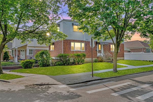 Exterior, Facade, Brick Facade, Split Level