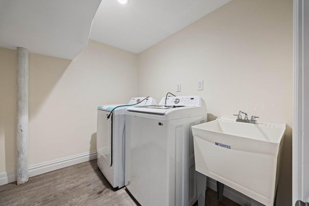 Interior, Recessed Lighting, Washer, Wood Texture Flooring