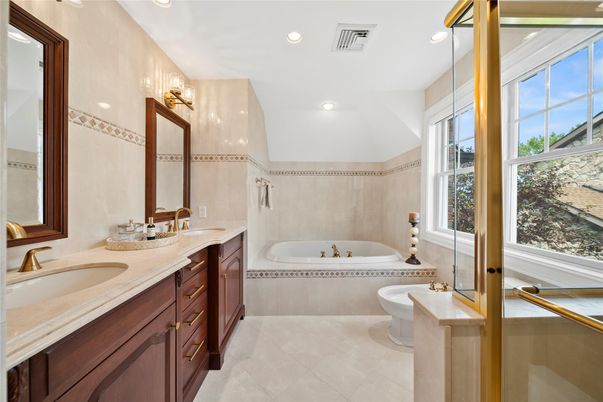 Bathroom, Dual Sink Vanities, Interior, Recessed Lighting
