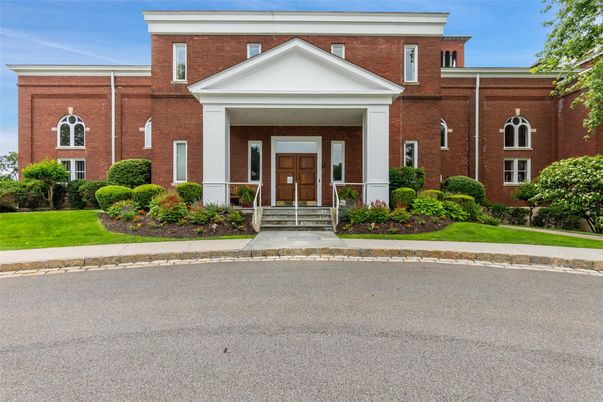 Exterior, Facade, Brick Facade, Georgian