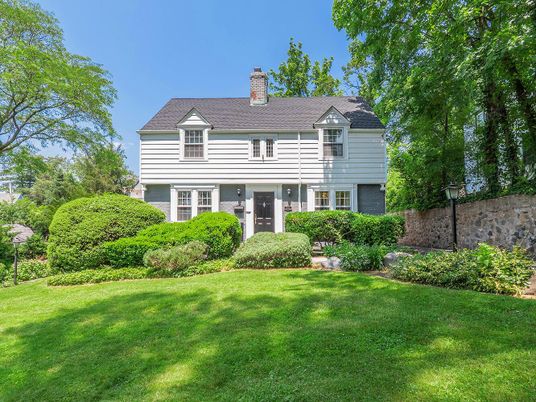 Backyard, Exterior, Facade, Queen Anne Victorian
