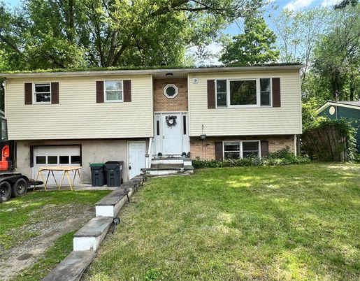 Attached, Exterior, Facade, Brick Facade, Raised Ranch