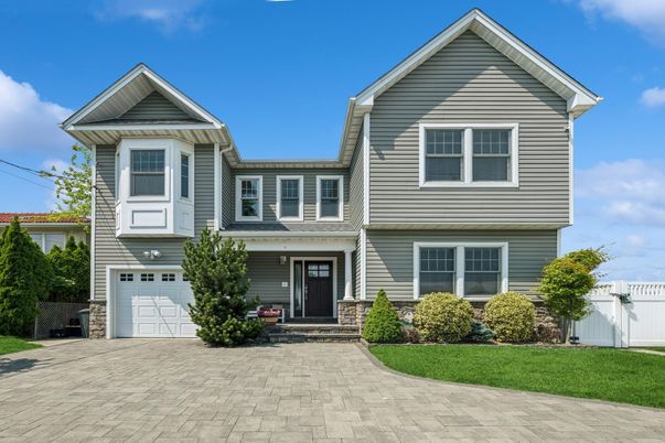 Attached, Exterior, Facade, American Craftsman