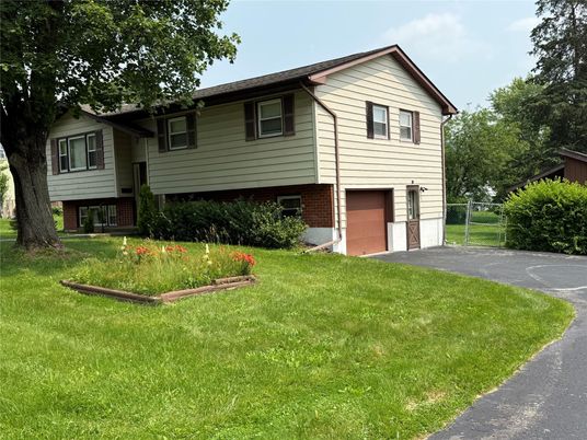 Attached, Exterior, Facade, Brick Facade, Raised Ranch