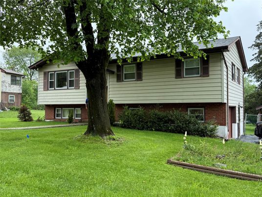 Exterior, Facade, Brick Facade, Raised Ranch