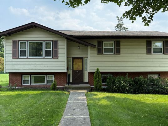 Exterior, Facade, Brick Facade, Raised Ranch