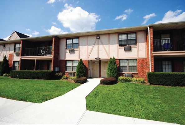 Exterior, Facade, Brick Facade, Raised Ranch