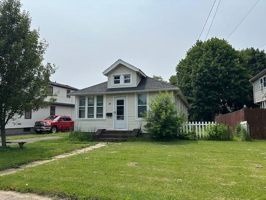Attached, Exterior, Facade, Cape Cod