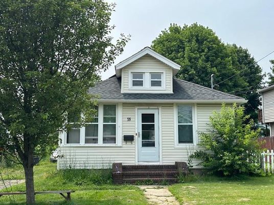 Exterior, Facade, Cape Cod