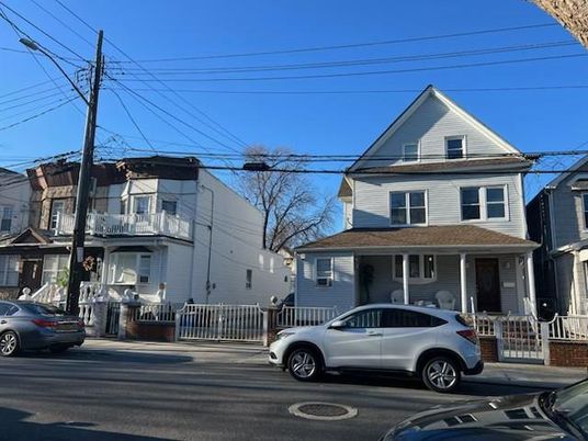 Exterior, Facade, Queen Anne Victorian