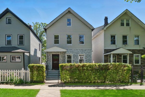 Exterior, Facade, Rowhouse