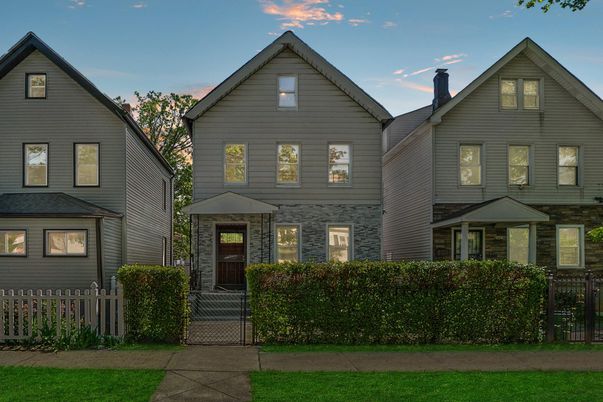 Exterior, Facade, Rowhouse