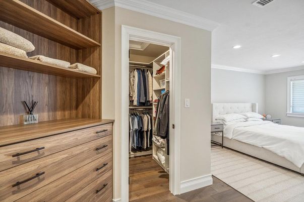 Bedroom, Interior, Recessed Lighting, Walk-in Closets, Wood Texture Flooring
