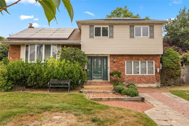 Exterior, Facade, Brick Facade, Split Level
