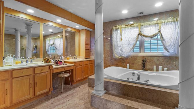 Bathroom, Dual Sink Vanities, Interior, Recessed Lighting