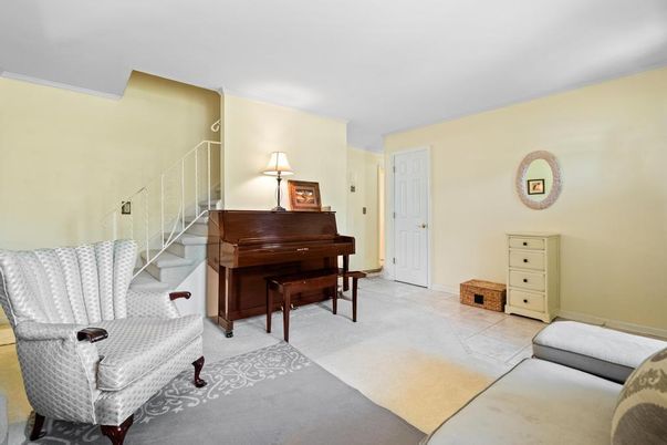 Interior, Piano