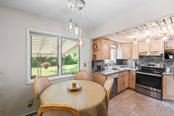 Dining room, Interior, Kitchen, Pendant Lights, Stainless Steel Appliances
