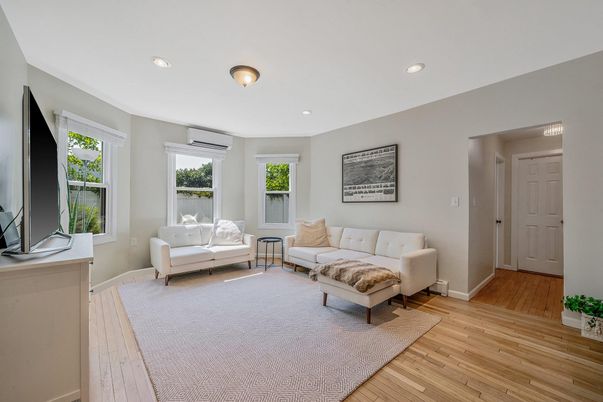 Interior, Living room, Recessed Lighting, Wood Texture Flooring