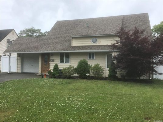 Attached, Exterior, Facade, Cape Cod