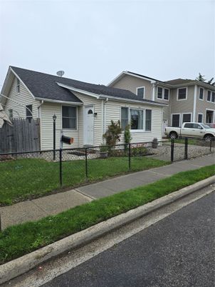 Exterior, Facade, Ranch