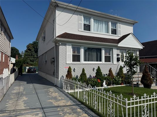 Exterior, Facade, American Foursquare