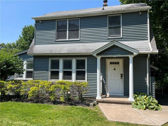 Exterior, Facade, American Foursquare