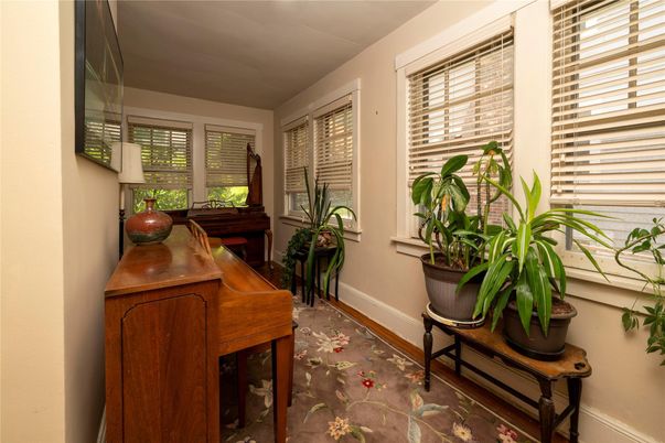 Interior, Piano