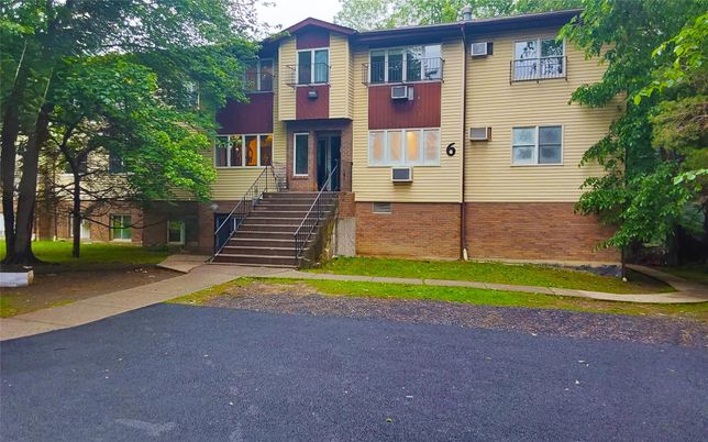 Exterior, Facade, Brick Facade, Rowhouse