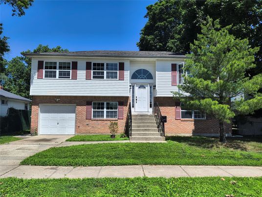 Attached, Exterior, Facade, Brick Facade, Raised Ranch