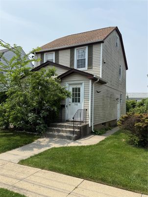 Exterior, Facade, Split Level