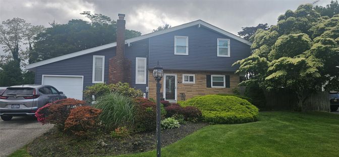 Attached, Exterior, Facade, Split Level