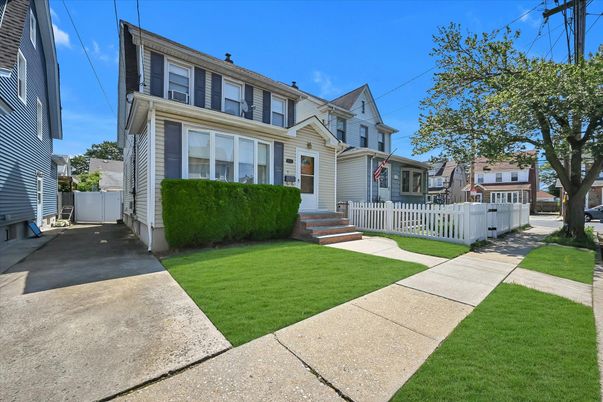 Backyard, Exterior, Facade, American Foursquare