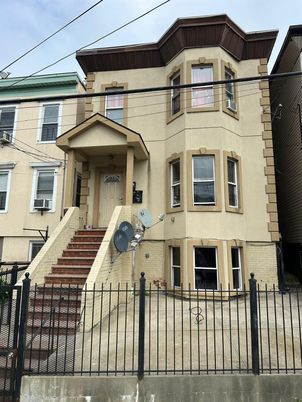 Exterior, Facade, Rowhouse
