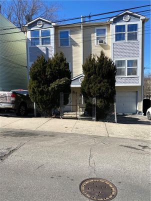 Attached, Exterior, Facade, Rowhouse