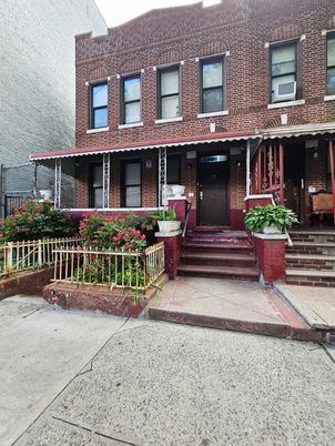 Exterior, Facade, Brick Facade, Rowhouse