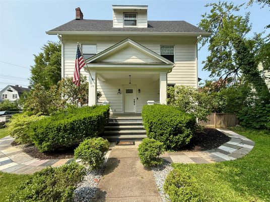 Exterior, Facade, American Foursquare