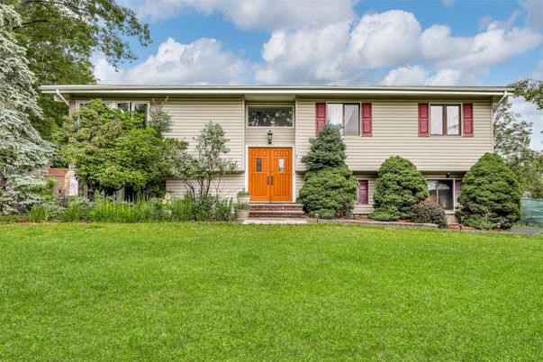 Exterior, Facade, Raised Ranch